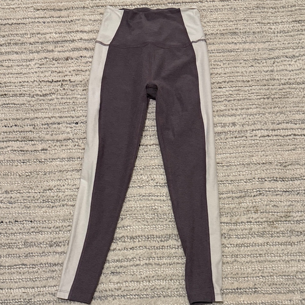 Beyond Yoga Two-Tone Leggings in Gray and Cream